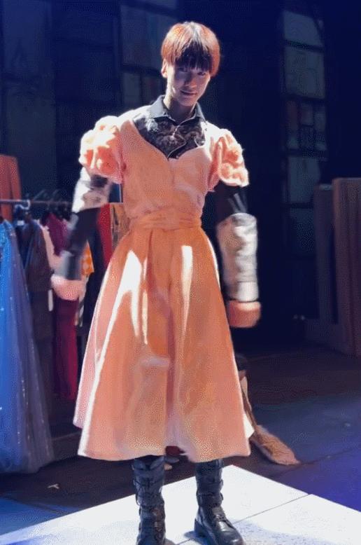 张亮15岁儿子天天穿裙子跳舞，189身高瞩目，颜值却被指泯然众人