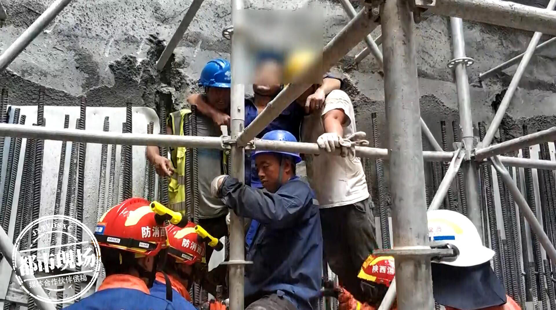 男子高空坠落钢筋贯穿颈部,高空坠落钢筋刺穿心脏