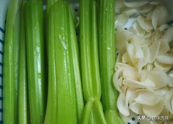 素食黑木耳百合炒西芹,芹菜百合腰果的素食做法