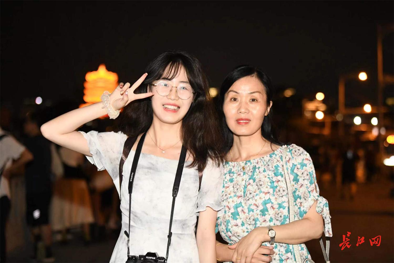 感受长江的宽阔与大气徒步“万里长江第一桥”成外地游客首选丨偶遇主播·对诗长江