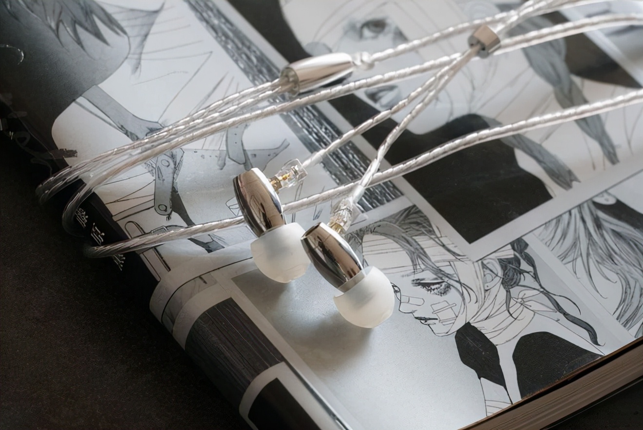 面对微型有线耳机的音质，我手里60个真无线全部投降