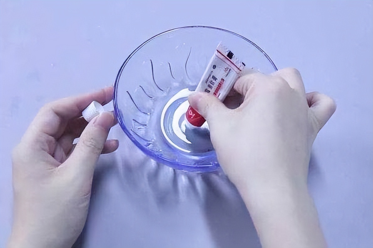 红霉素软膏副作用及注意事项,用红霉素软膏涂嘴唇要注意什么吗