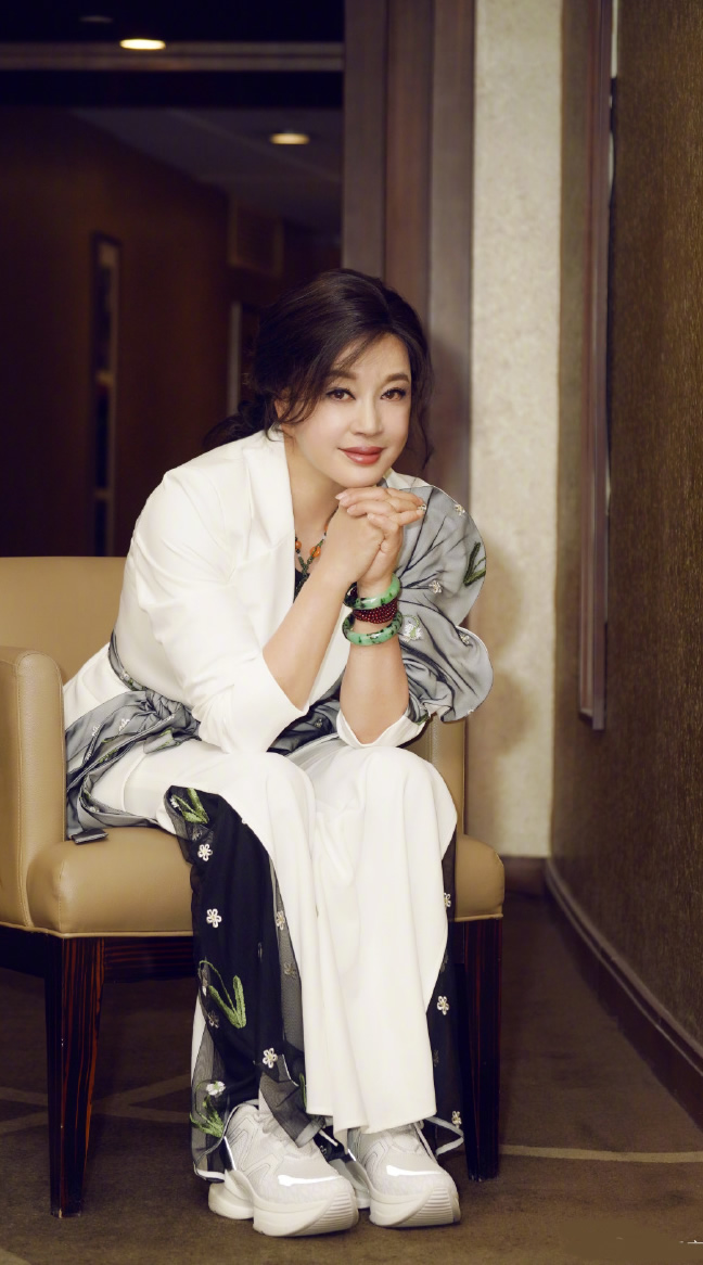 女人过了四十戴什么好,40岁女人怎么戴饰品才好看