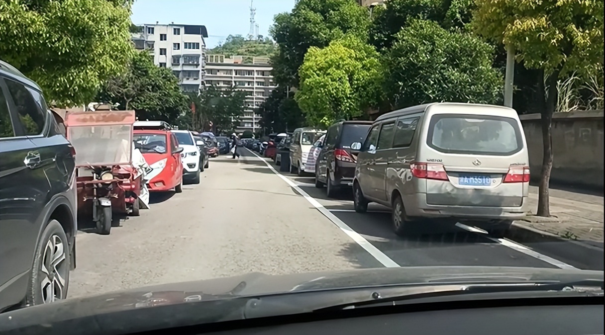 正确的踩刹车方法图解,正确踩刹车的方法与技巧