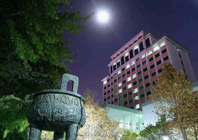 “太优秀”，211名校55.52%大学生进“国企”，46.83%进金融行业