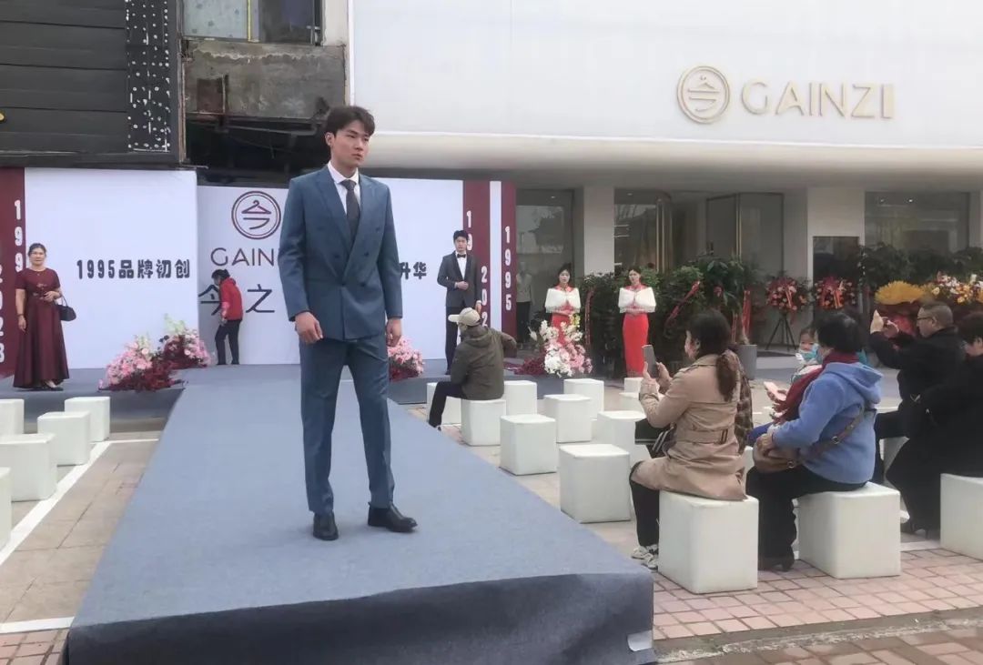 初心引领、匠心致远龙亭区新联会祝贺会员企业盛大开业