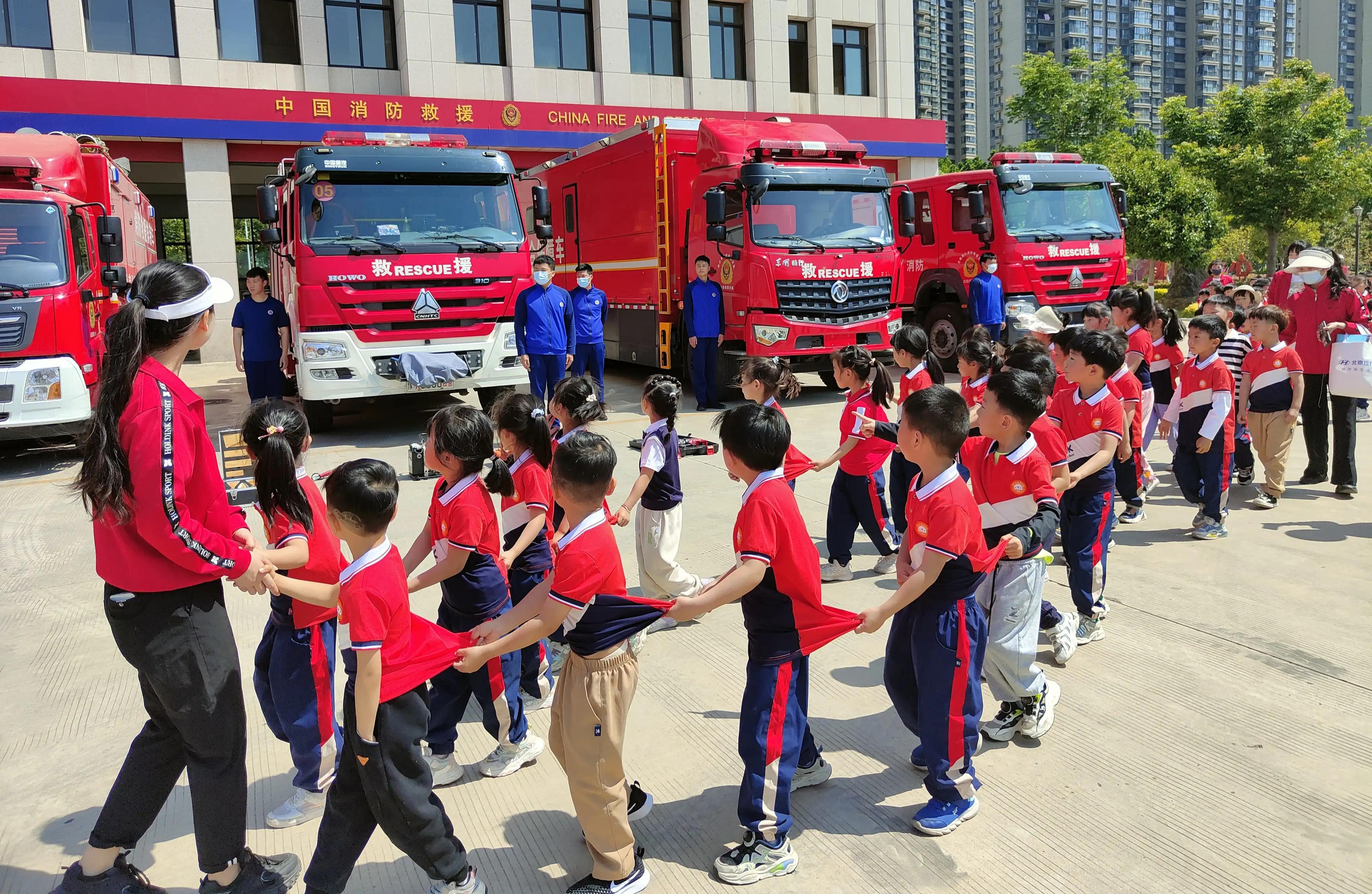 周口天明幼儿园：萌娃牵手“蓝朋友”致敬英雄“火焰蓝”