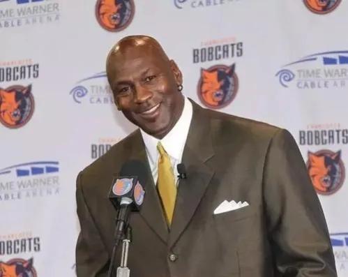 勒布朗詹姆斯年薪收入总共多少,詹姆斯生涯薪资6亿