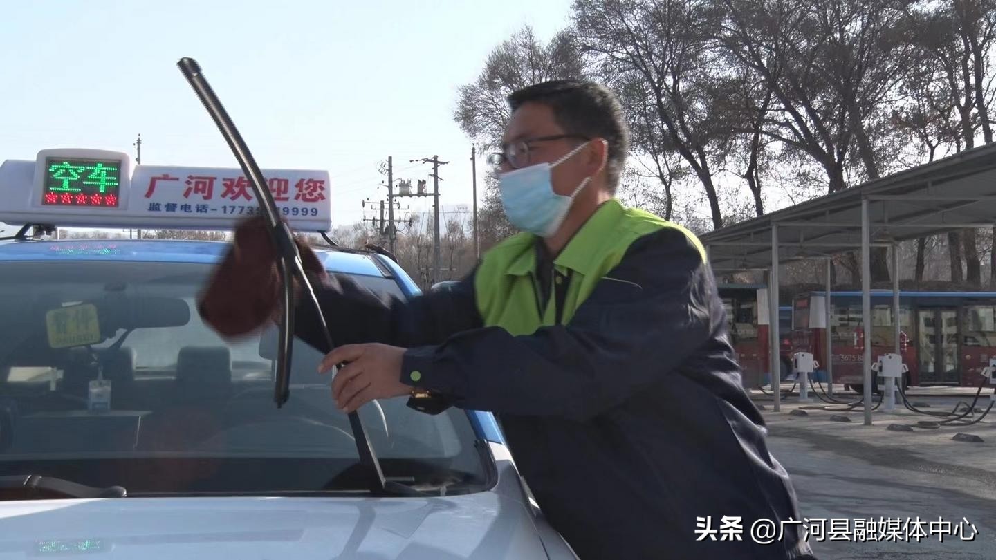 广河县首名“黑车”司机弃“黑”转行开上正规出租车