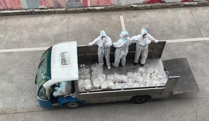 疫情里的大学校园：院长骑三轮车送饭，辣味零食成”硬通货“，上厕所要排号