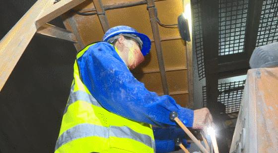 新春走基层开门红,新春走基层抢修油井夺取高产