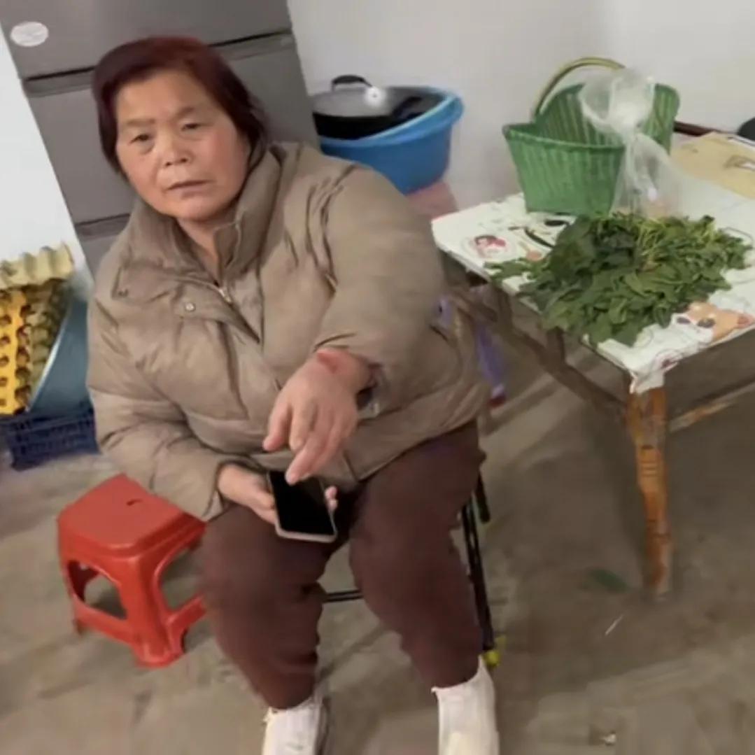 李佳亲妈婆家妈反差太大！一个给1000元让多吃肉，一个伸手要200