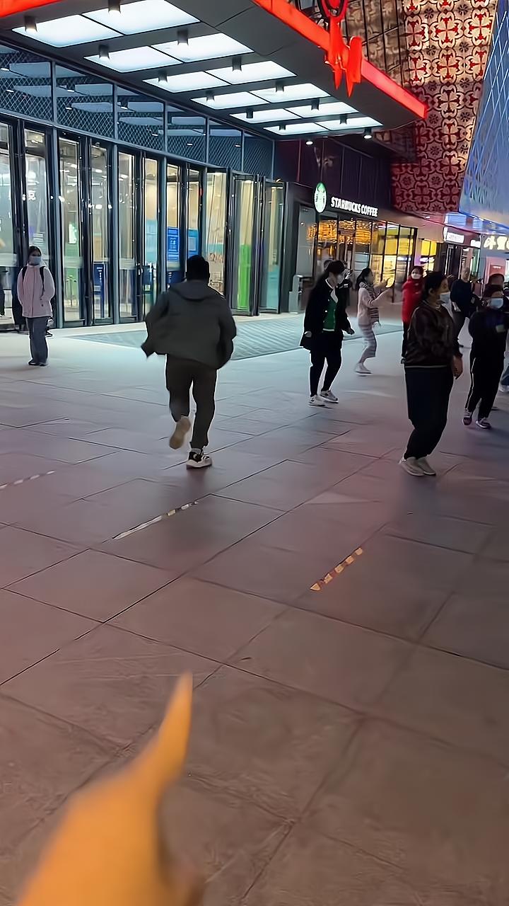 丈夫去买盐回来的途中，看跳广场忘了回家，妻子发现后他撒腿就跑