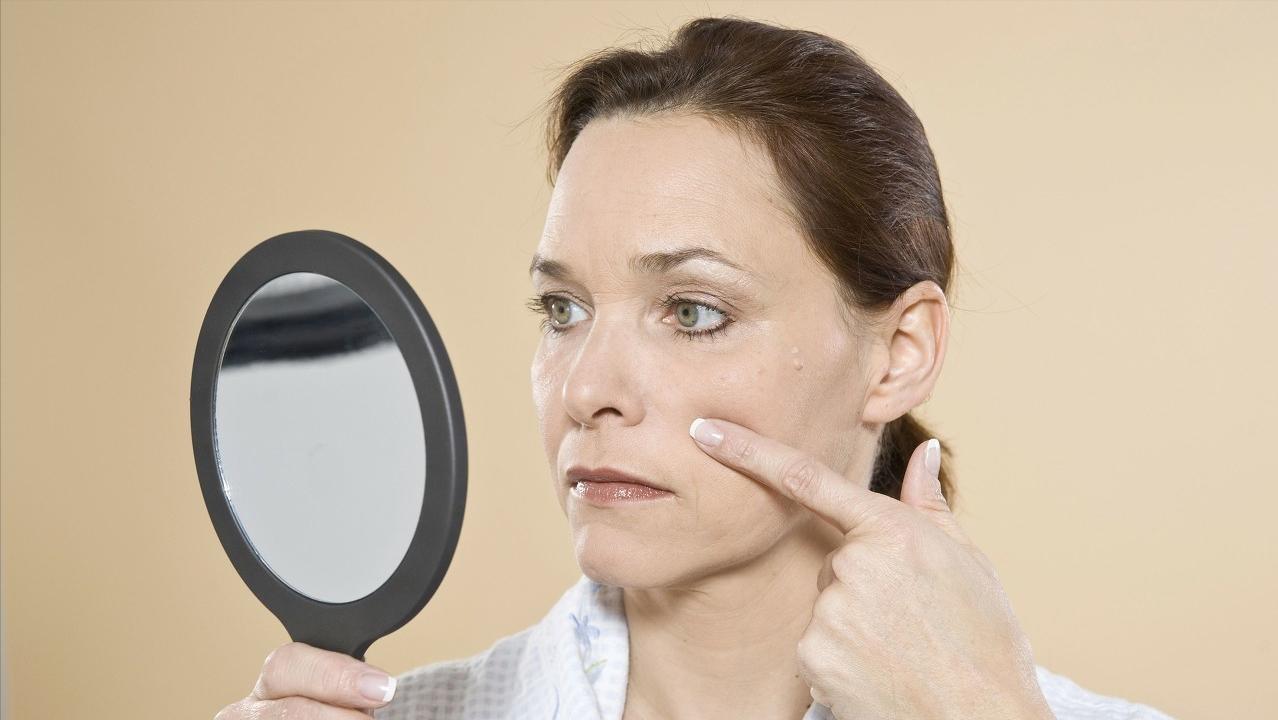 女人的子宫往下掉怎么治疗,女人老了子宫脱落的症状