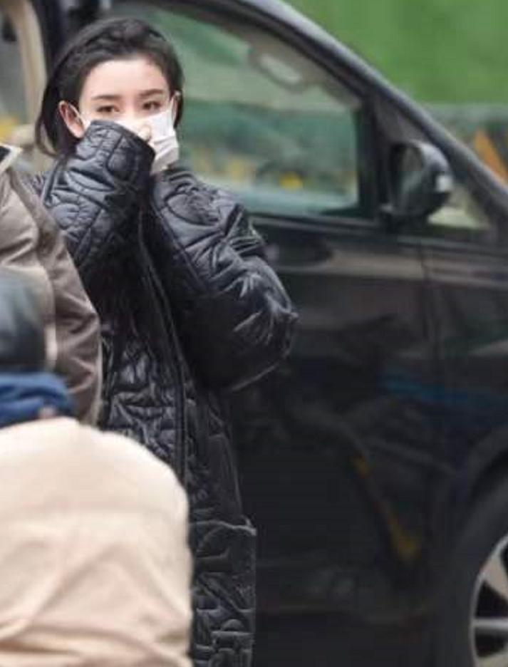 赵丽颖和张小斐同台穿的衣服,张小斐赵丽颖粉色大衣