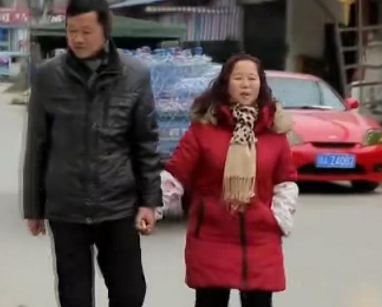 袖珍男子吴康33岁，面容和身高都停留在一岁时期，他如何养活自己