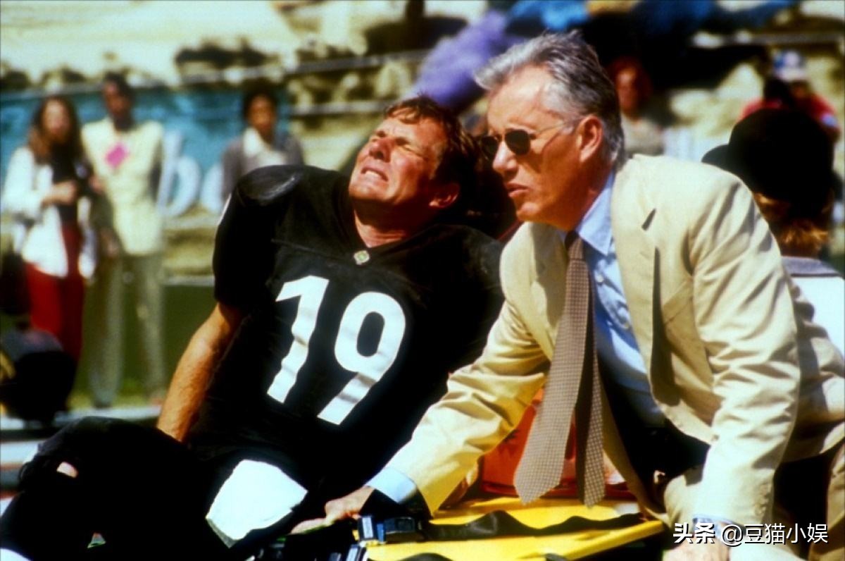 以教练为主题的《挑战星期天》，通过主角折射当地体育形势和矛盾