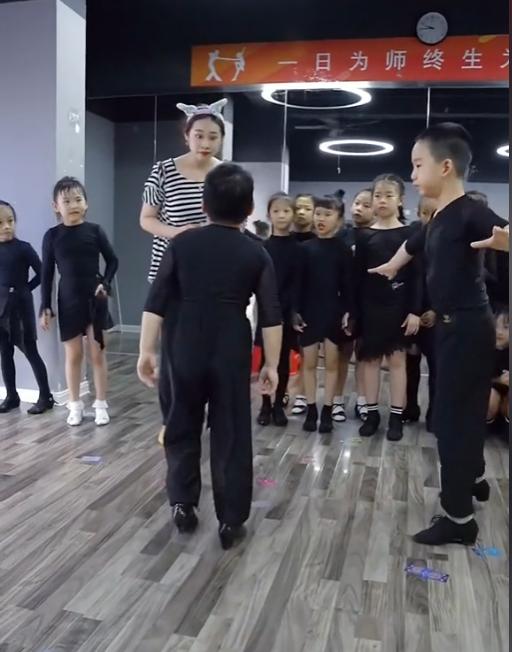 拉丁舞最火老师,最火老师教拉丁舞视频