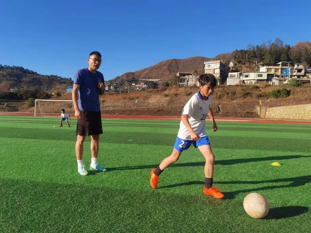 支教老师为大山孩子筑起足球梦,大山深处孩子们的足球梦