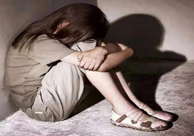 广东14岁少女被欺凌,花季少女被继父欺凌