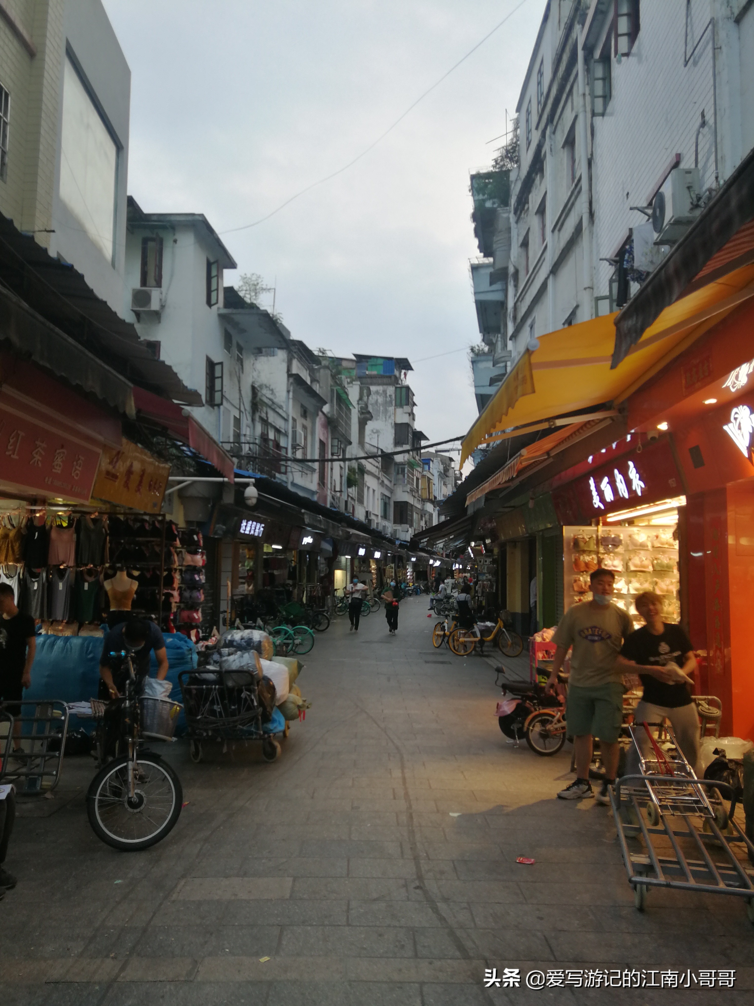 来到临泉步行街,来到成都步行街