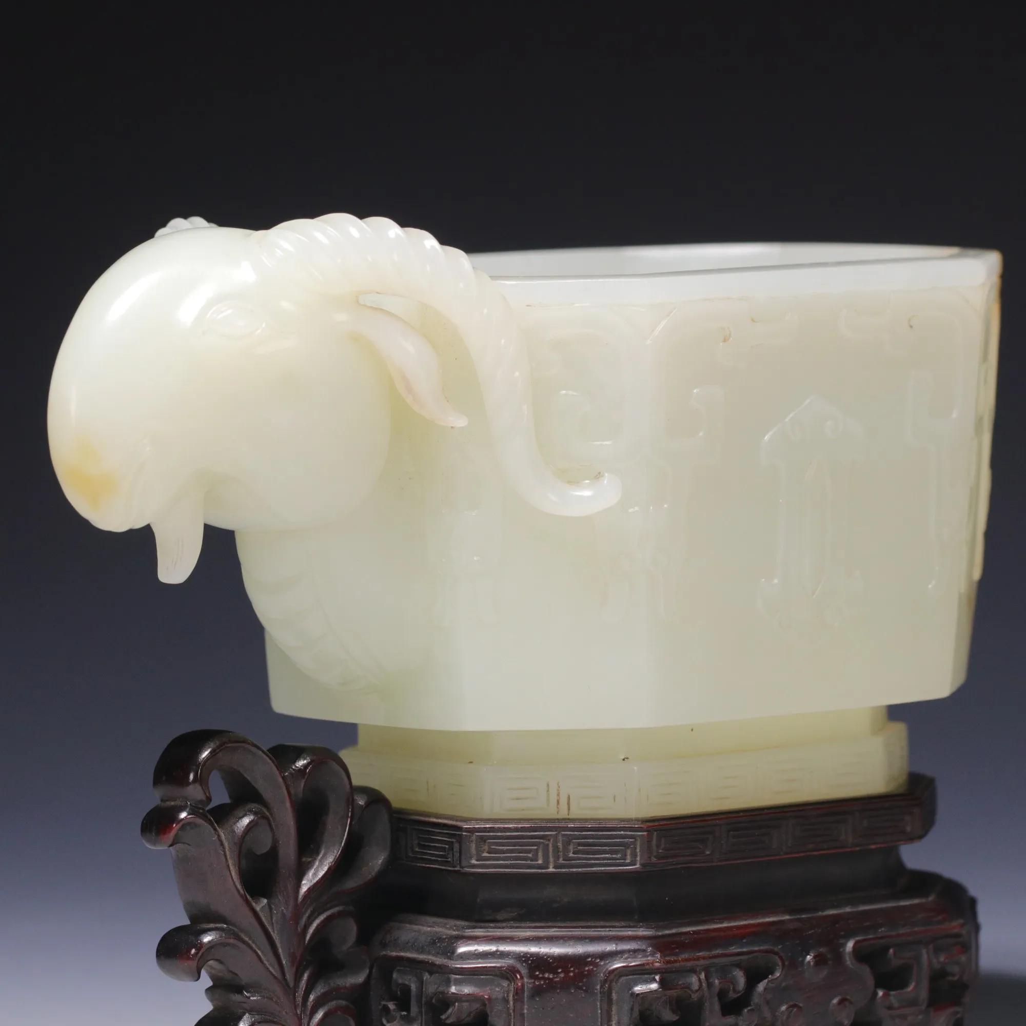 101克和田青白籽料一线天带红皮,和田玉羊首