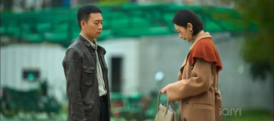 “狂飙”大嫂好会背包，看着好眼馋啊！