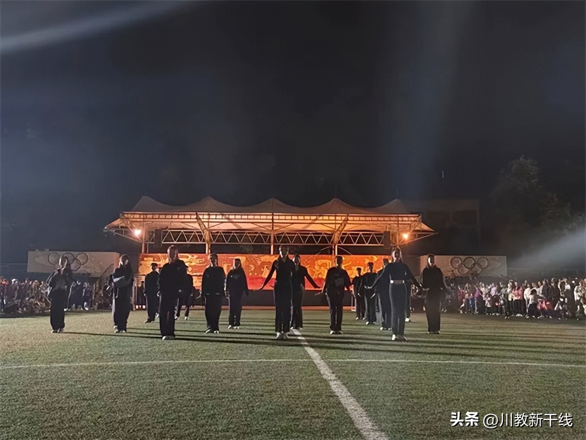 四川工商学院举行“祝福祖国”草坪歌舞秀