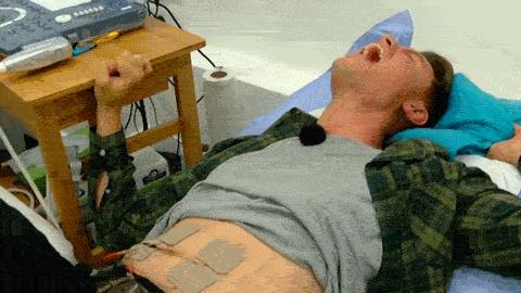 小伙体验生孩子疼痛30级,男人被女友逼生孩子