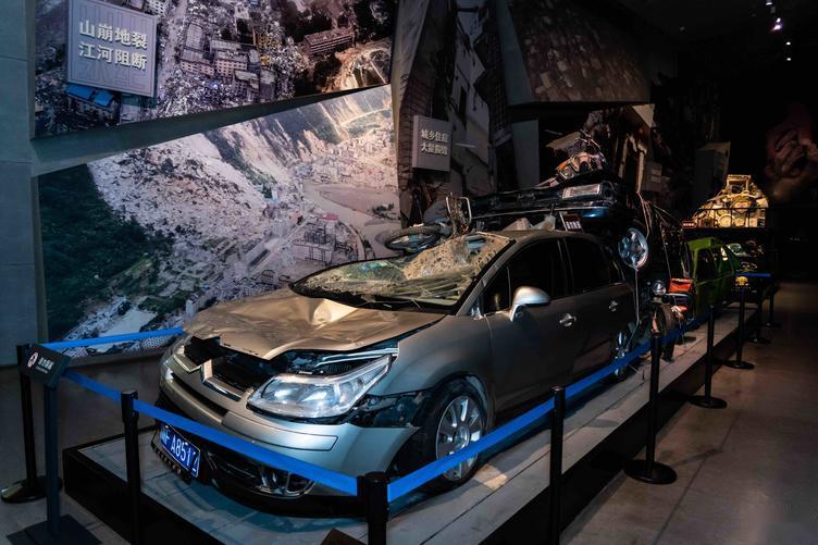 汶川地震中幸存的车,08年汶川地震留下的车