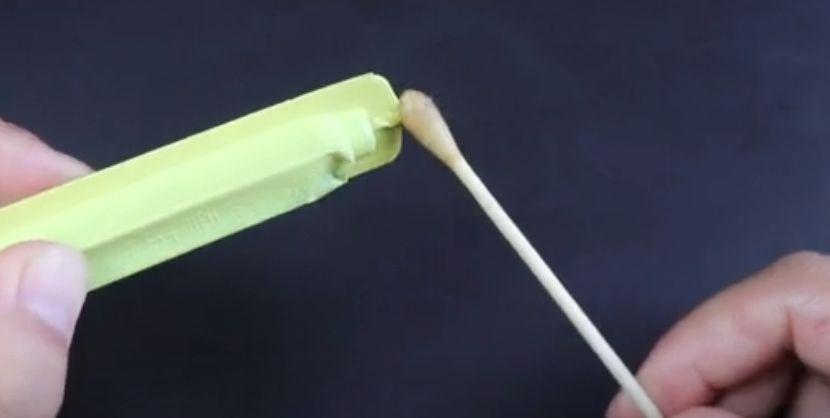 藿香正气水抹在脚底有啥效果,睡前藿香正气水抹脚底板好处