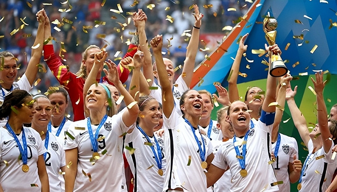 “她”登上了那款被定义为“男人游戏”的封面