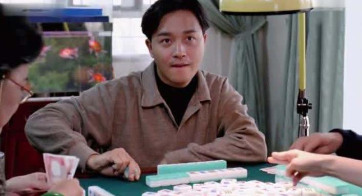 张国荣：被继母淋尿，原生家庭让他苦不堪言，46岁跳楼全身是伤