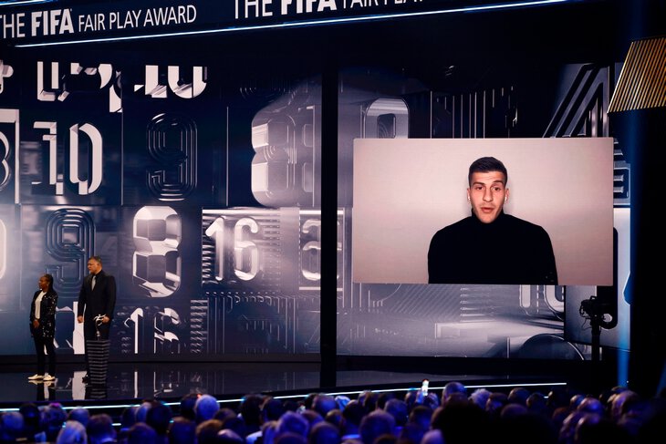 黑酷梅西，粉红摩根，国际足联颁奖典礼上的足坛时尚圈