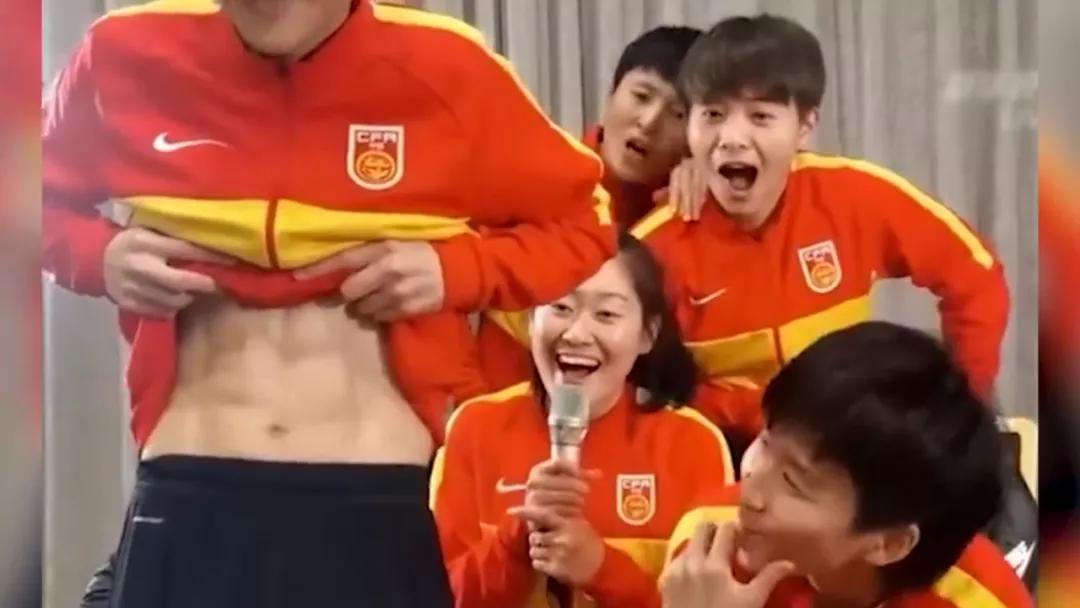 女足腹肌pk男足腹肌,中国男足中国女足腹肌对比