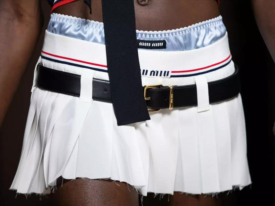 董洁黄色裙子黑色裤子,董洁穿钻石短裤引热议