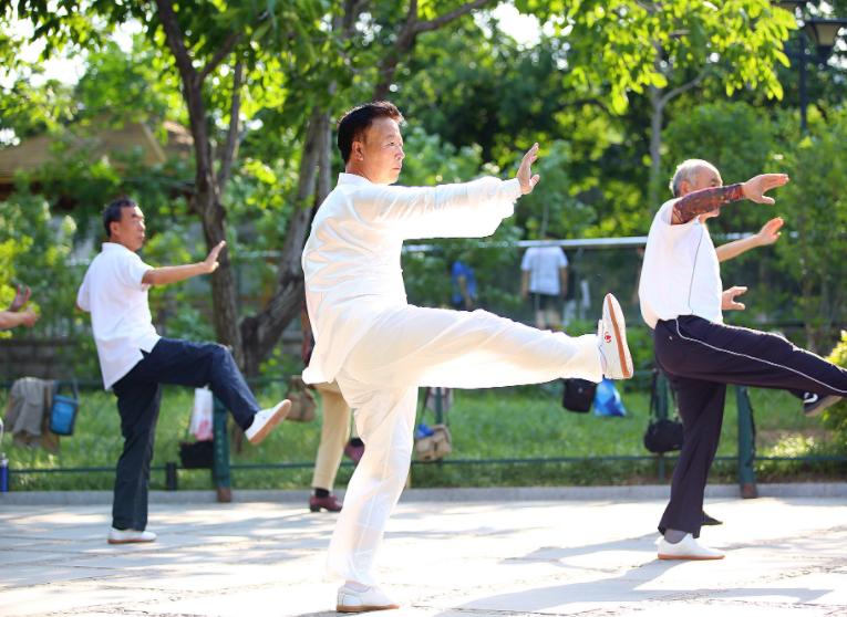 大妈带石头鉴宝视频价值1000万,女子拿石头鉴宝完整视频