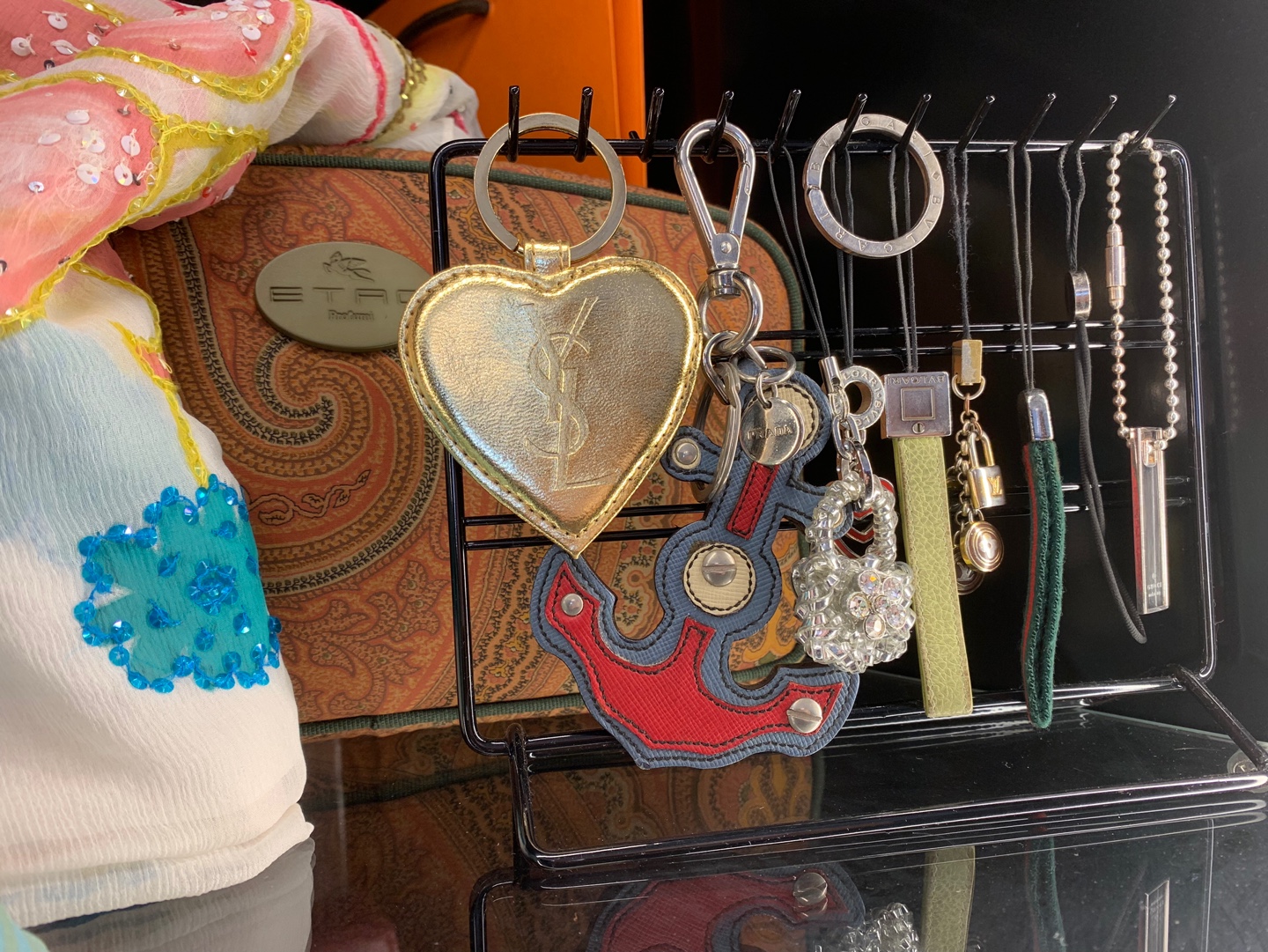 枝头上的孔雀幼鸟右侧双门