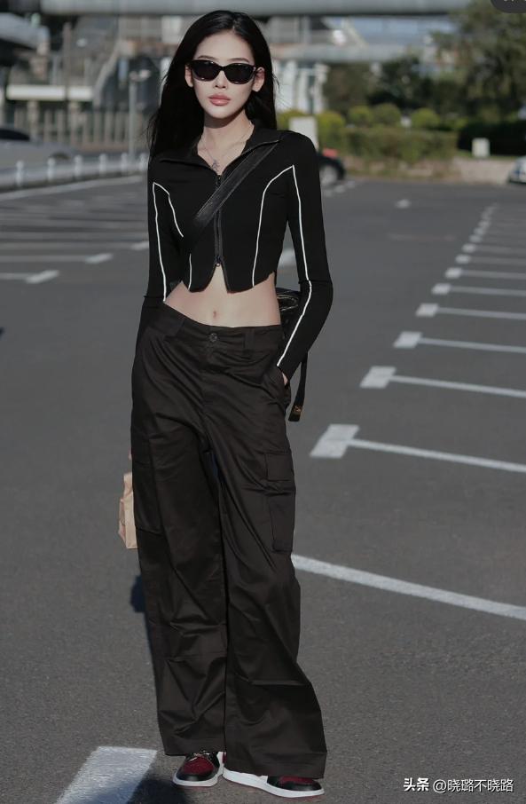 今年特流行工装裤时尚百搭又有型,工装裤女卡其色搭配红色平底鞋