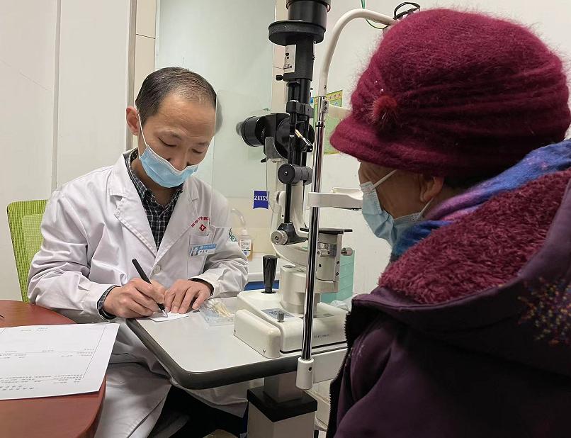 眼科医生帮助患者恢复光明,妙手仁心点亮双眸