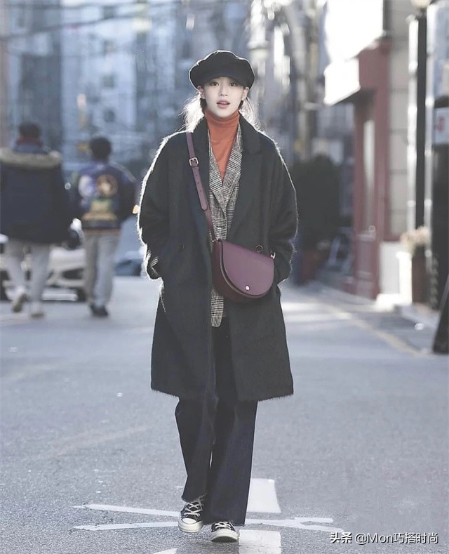 韩国女生穿搭秋冬黑色大衣,果然还是微胖的女生穿衣服最好看