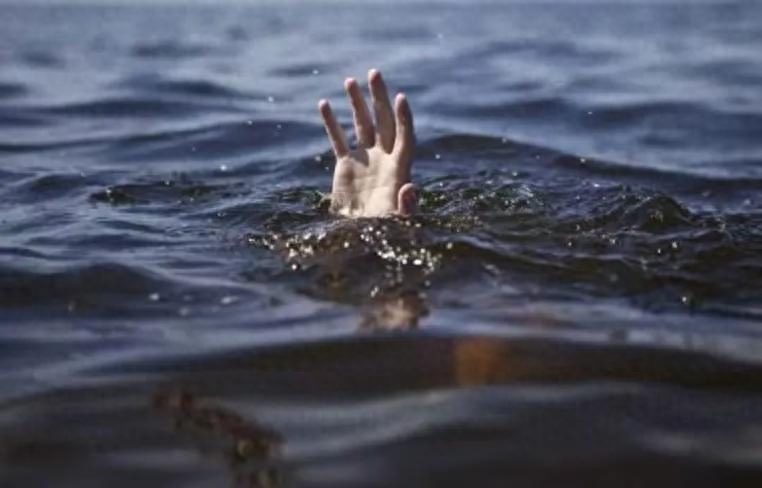 老父亲为了女儿赶出家门,老父亲把儿子赶走