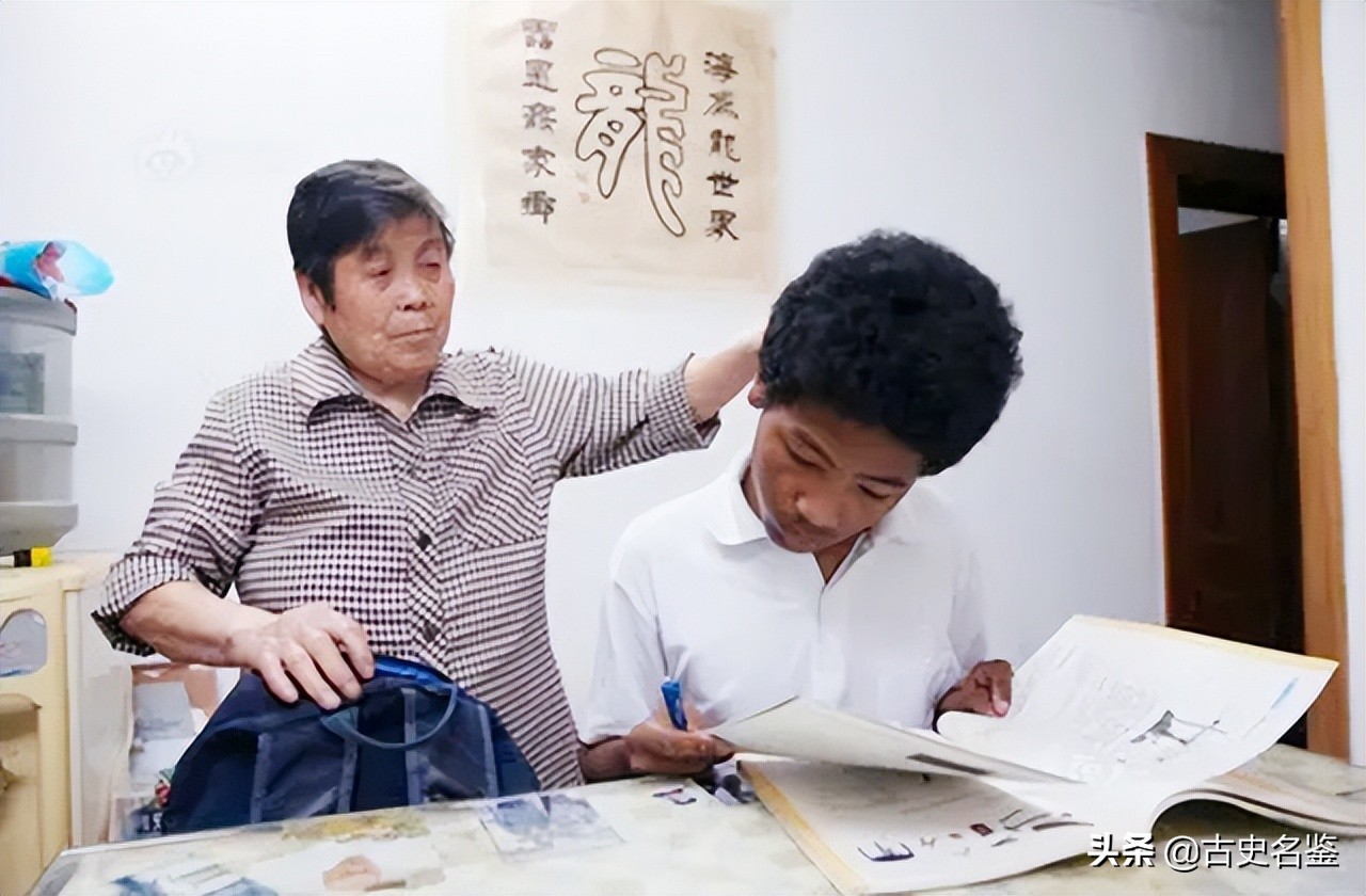 2000年上海阿婆收养黑人弃婴，被子女挥霍250万后，黑人不离不弃