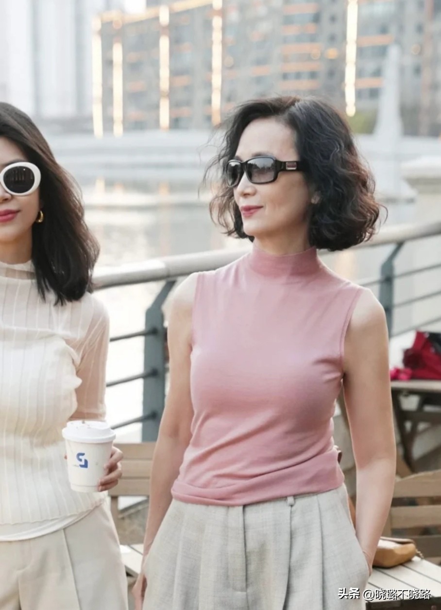 头发不要留黑长直也别留超短发,超短发不显老的烫发