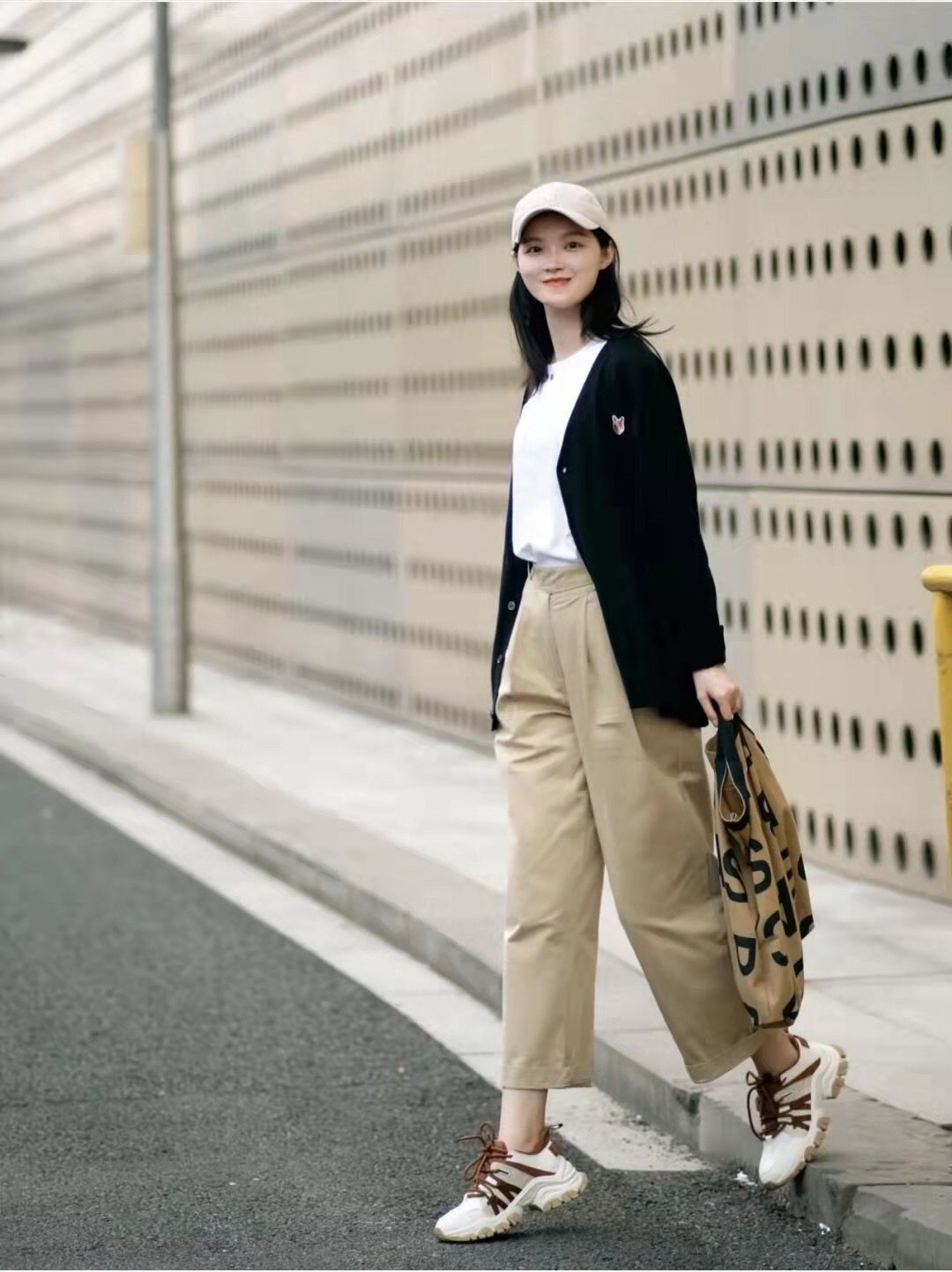 秋冬卡其裤最经典的搭配,卡其色直筒裤穿搭秋冬