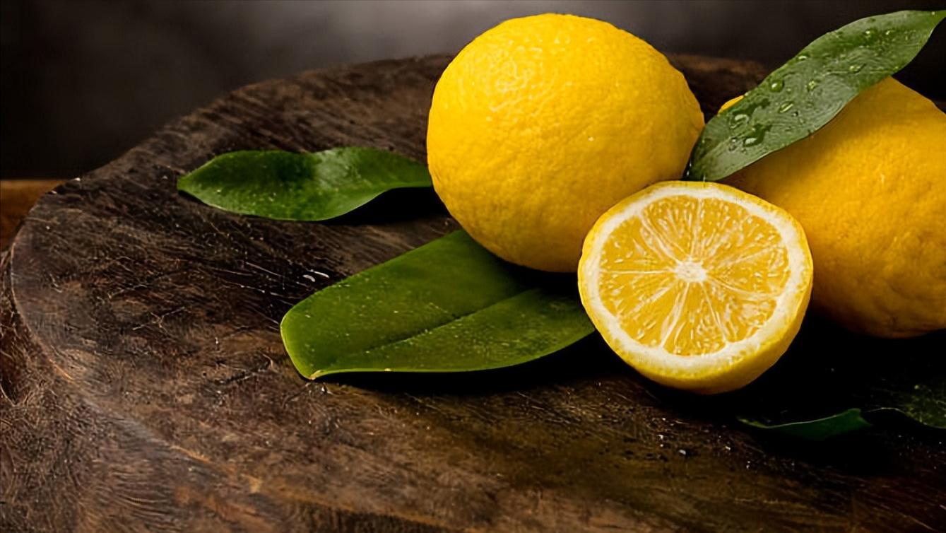 为什么银饰戴着手会变黑,银饰能帮人体排出毒素