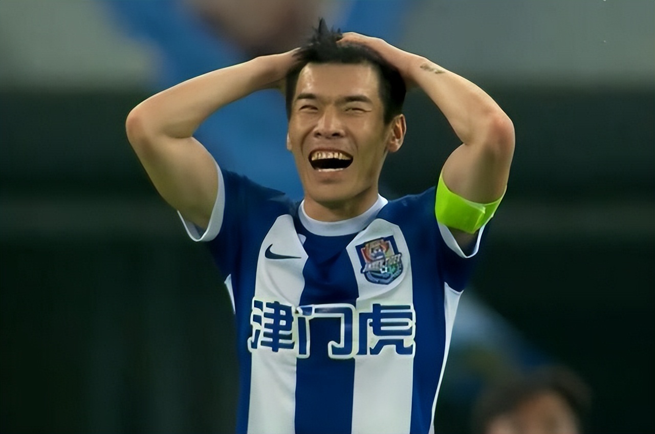 在不专业的道路上中国足协最专业，中超天津战武汉20人同穿蓝球衣