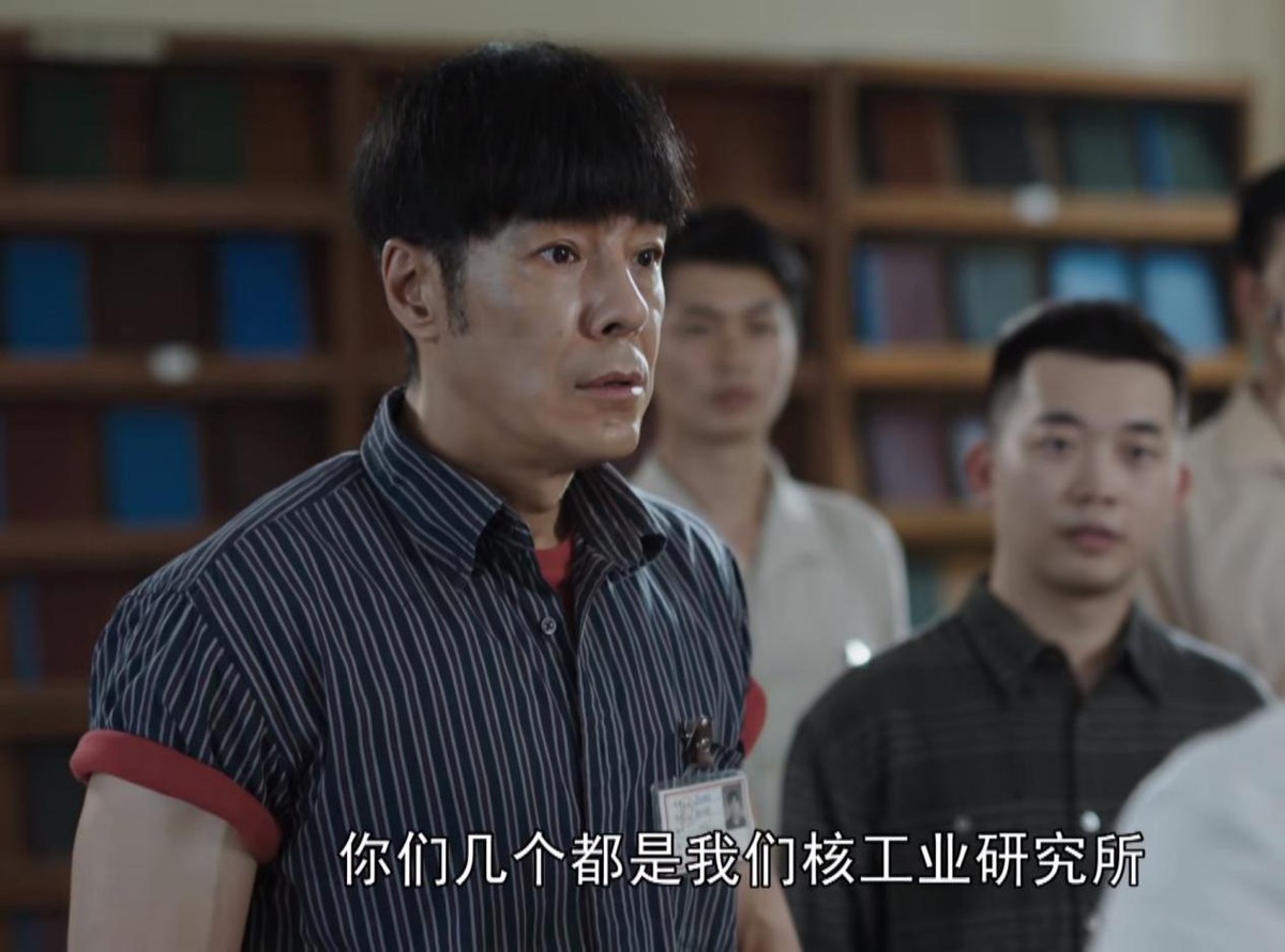 用假发遮住额头就是少男？37岁唐曾演大学生，满脸褶子太辣目