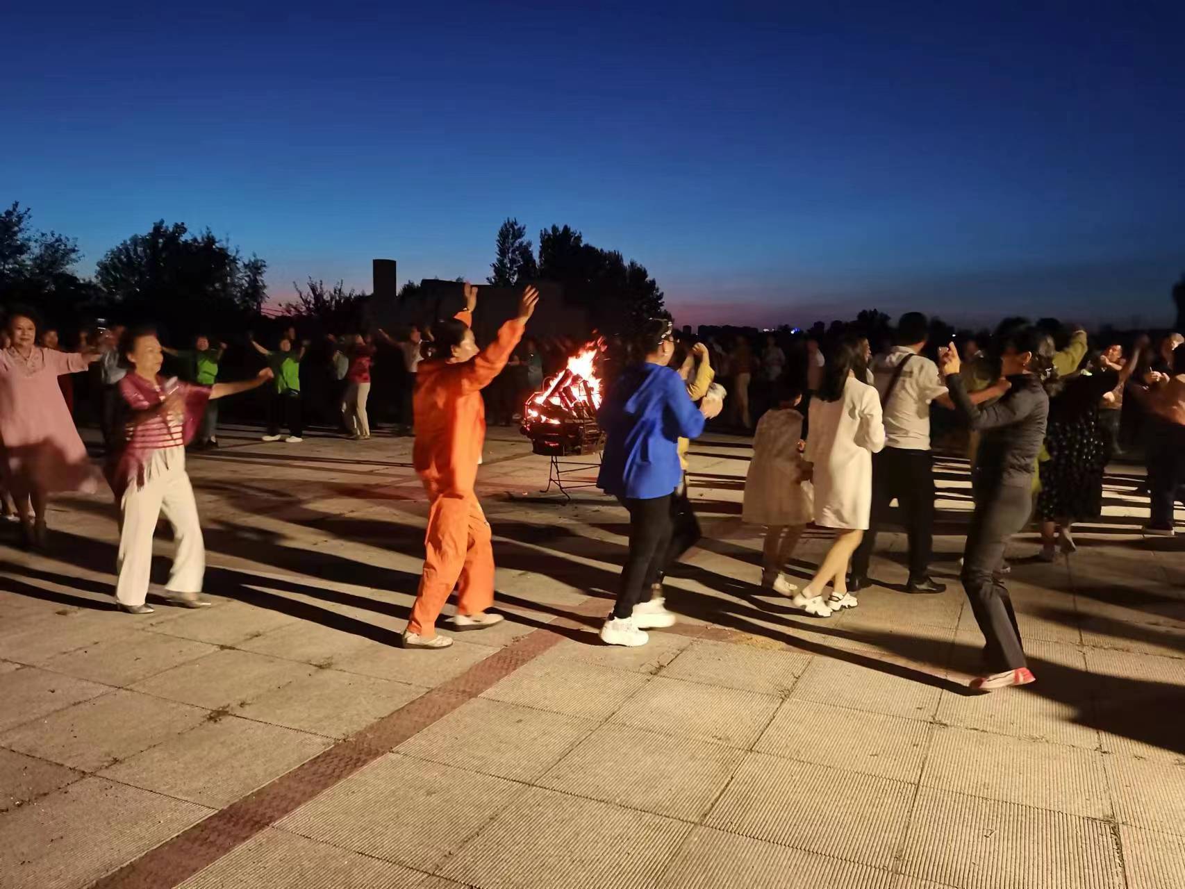 火光燃起了希望,篝火燃起