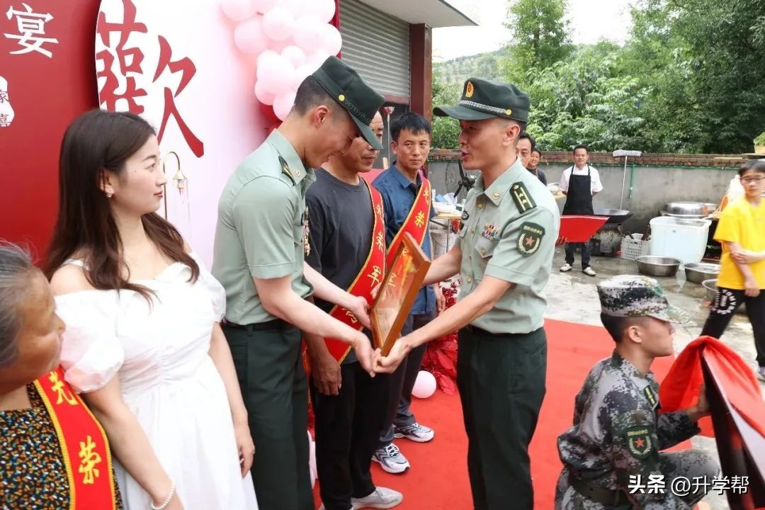 军人结婚现场送立功喜报视频大全,军人夫妻穿军装结婚现场送喜报